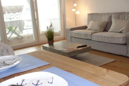 - un salon avec une table et un canapé dans l'établissement Kleine Auszeit, à Timmendorfer Strand