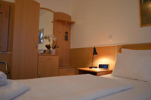 a bedroom with a bed and a desk at Hotel Donaustadt Kagran in Vienna