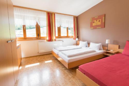Un pat sau paturi într-o cameră la Gasthof Jagersberger