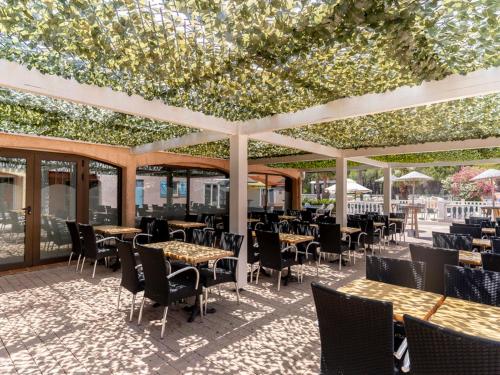 Camping L'Oasis 5 étoiles à Puget-sur-Argensにあるレストランまたは飲食店