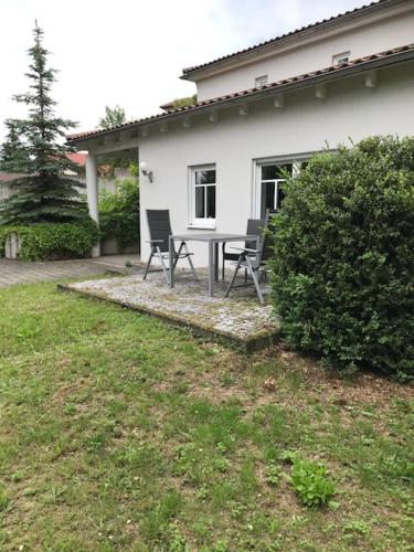 a house with a table and chairs in the yard at Friedensoase in Ebensfeld