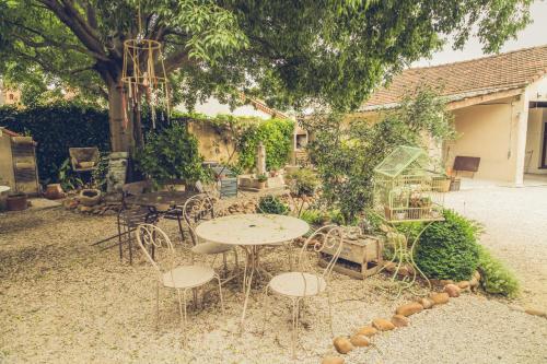 Κήπος έξω από το CHAMBRES D'HÔTES L'Oréliane en Provence Adults Only