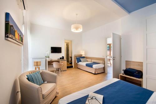 ein Hotelzimmer mit einem Bett und einem Sofa in der Unterkunft B&b Casa Cicci Sorrento Centre in Sorrent