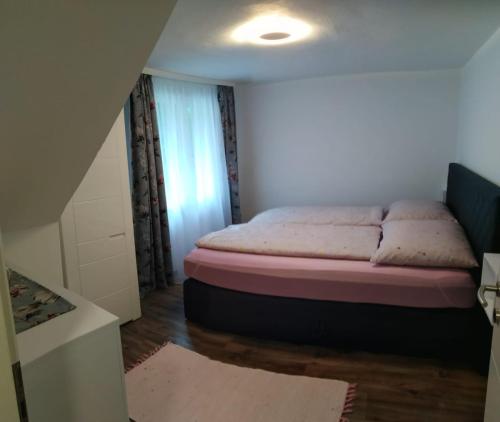 A bed or beds in a room at Ferienhaus Bauer Wohnung 2