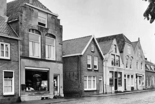 a black and white photo of a row of buildings at Logies De Reiziger in Groede