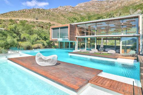 une maison avec piscine et terrasse en bois dans l'établissement The Spa House, à Hout Bay