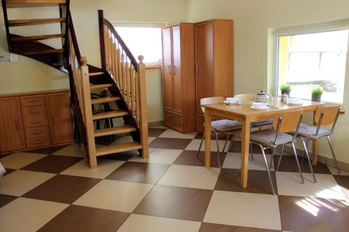 una sala da pranzo con un tavolo e una scala di Domek Pod Izbicą w Karpaczu a Karpacz