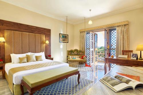 - une chambre avec un lit et un livre à l'étage dans l'établissement Pratap Mahal Pushkar IHCL SeleQtion, à Pushkar