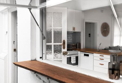 Et badeværelse på Bondi Surf Cottage