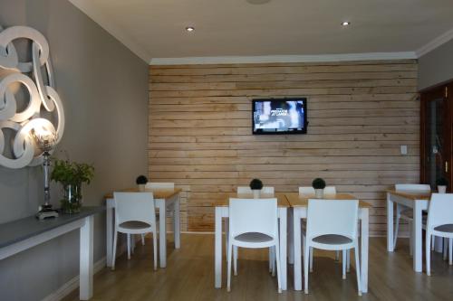 Televisyen dan/atau pusat hiburan di Two Fat Owls Guesthouse