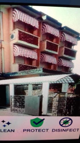 un edificio con un cartello di fronte di Hotel Matilde a Marina di Massa