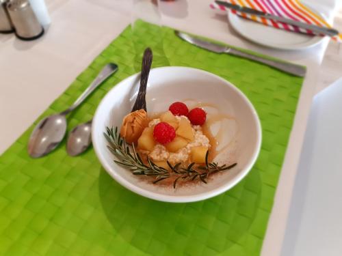 Makanan di atau berdekatan rumah tamu ini