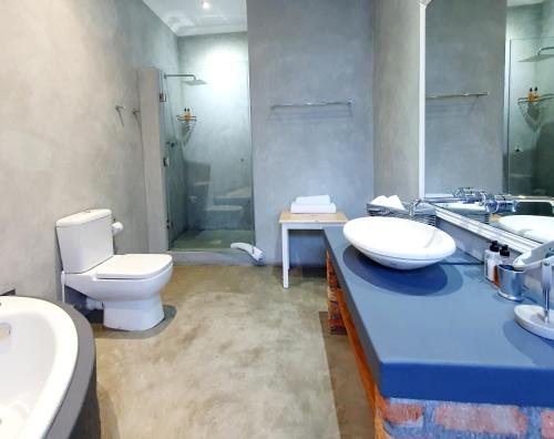 Bilik mandi di Two Fat Owls Guesthouse