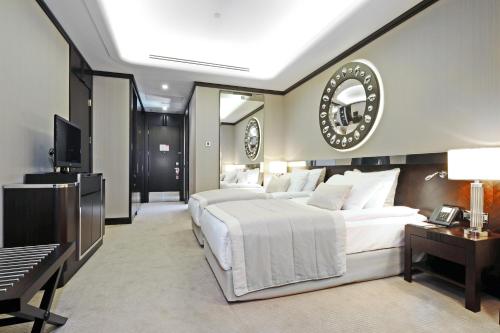 Standard Twin Room with City View - Smoking