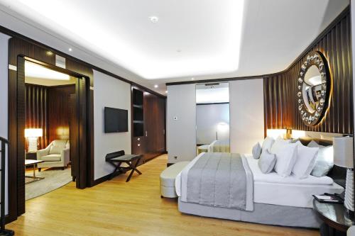 One-Bedroom Suite with City View