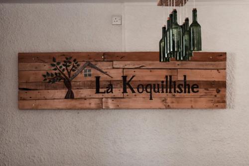 La Koquillisheに飾ってある許可証、賞状、看板またはその他の書類
