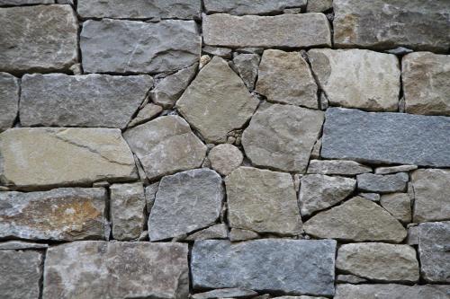 a stone wall made of gray stones at Pietraverdemare in Vallebona