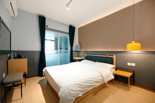 Un pat sau paturi într-o cameră la Kunming Upland International Youth Hostel