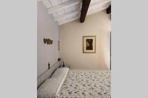 - une chambre aux murs blancs et un lit dans un dortoir dans l'établissement GECKO'S BALCONY, à Vérone