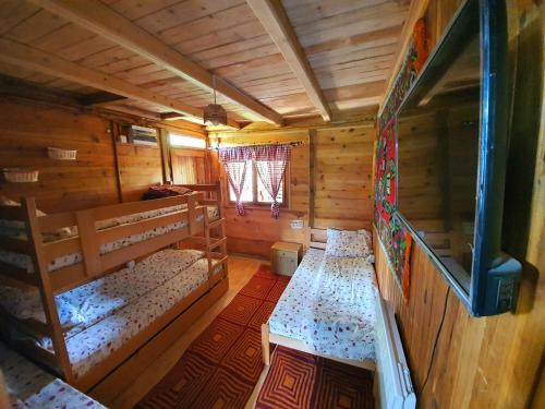 einen Blick über eine Hütte mit 2 Etagenbetten in der Unterkunft Log cabin Uvac (Vikendica Saponjic) in Nova Varoš