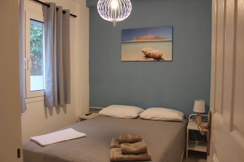 ein Schlafzimmer mit einem Bett und einem Handtuch darauf in der Unterkunft Carolina Apartments Crete in Agia Pelagia