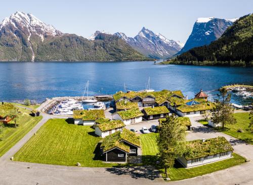 una vista aérea de un complejo en un lago con montañas en Sagafjord Hotel - by Classic Norway Hotels, en Sæbø