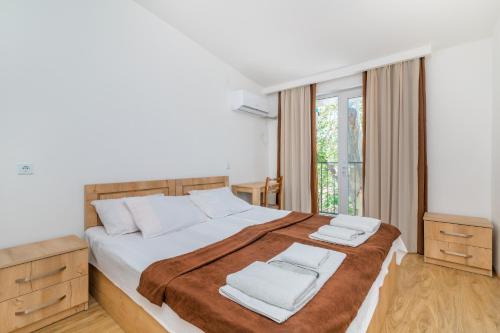 - une chambre avec un grand lit et 2 serviettes dans l'établissement Hotel Continental, à Gori
