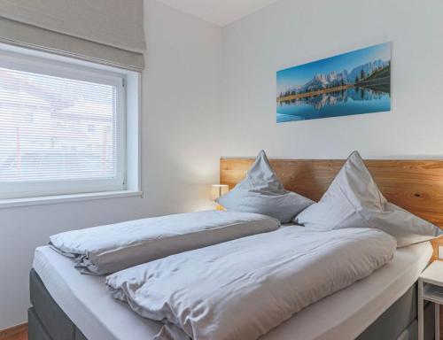 - une chambre avec 2 lits et une fenêtre dans l'établissement Appartement Almblick, à Brixen im Thale