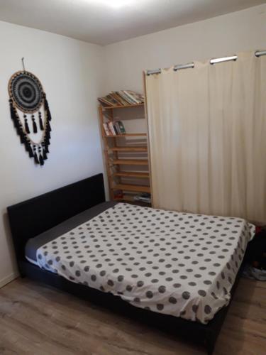 Ένα ή περισσότερα κρεβάτια σε δωμάτιο στο appartement f1 meublé 3 personnes