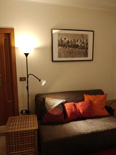 a living room with a couch and a lamp at Isi GuestHouse in Iesi