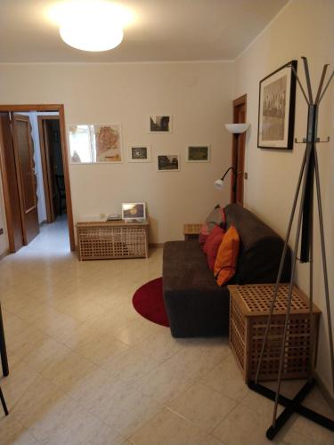 a living room with a couch and a lamp at Isi GuestHouse in Iesi
