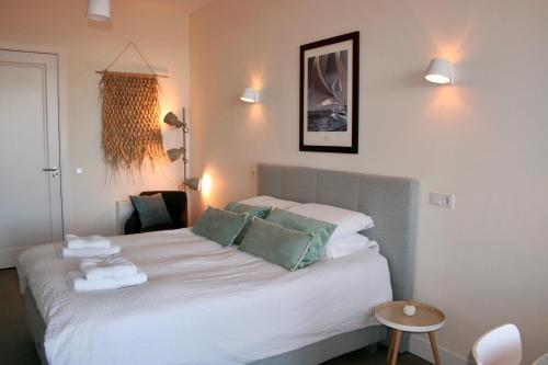een slaapkamer met een bed met handdoeken erop bij Waterfront Studio in Amsterdam
