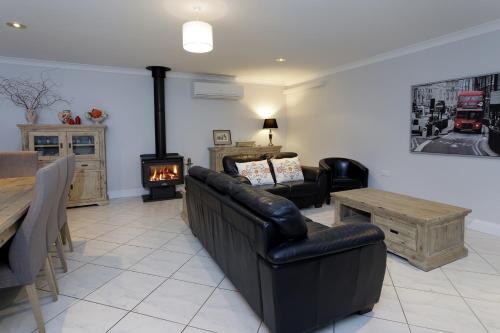 Χώρος καθιστικού στο Rawson's Retreat - Five Bedroom Home - Walk CBD - Includes Breakfast