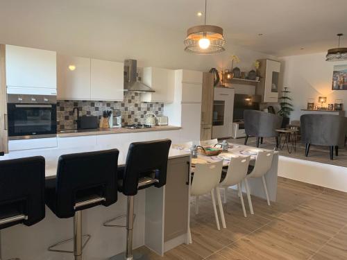 kuchnia i jadalnia ze stołem i krzesłami w obiekcie La Dolce Vita Apartment w mieście Posedarje