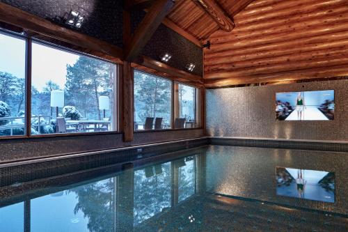 una piscina en una casa con ventanas en Esperanza Resort & SPA, en Trakai