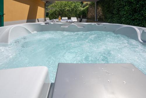 eine Whirlpool-Badewanne mit blauem Wasser in der Unterkunft Terra Prime Suite in Riomaggiore