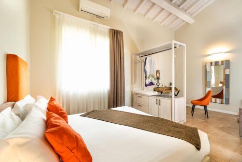 um quarto com uma grande cama branca e um espelho em Kepos Etna Relais & Exclusive Spa em Santa Venerina
