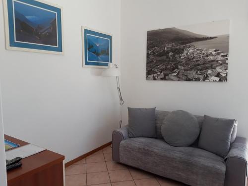 a living room with a couch and a picture on the wall at Casa Marilla in Malcesine