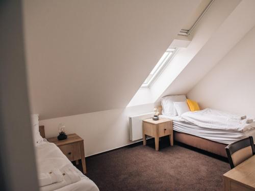 Un pat sau paturi într-o cameră la Krone Penzion