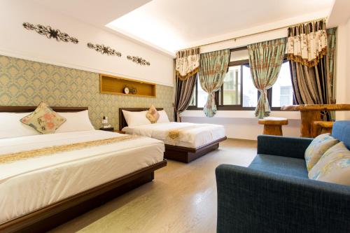 花蓮市的住宿－家鄉民宿，酒店客房,设有两张床和一张沙发