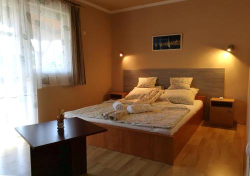 A bed or beds in a room at Vitorlás Apartmanház