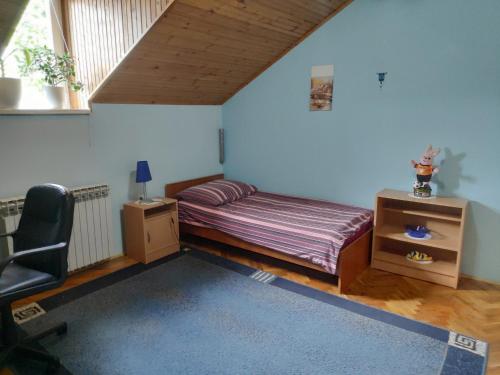 1 dormitorio pequeño con 1 cama y 1 silla en Apartment Viktorija en Osijek