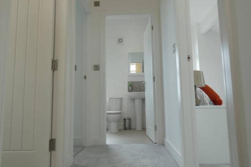 ShepleyにあるCopley Loft 3 Bedroom House with Patioの白い部屋の廊下