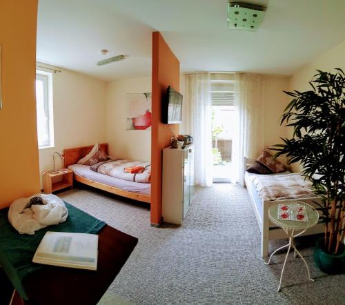 uma sala de estar com um sofá e uma mesa em ApartmentHotel Vollumen em Redwitz an der Rodach