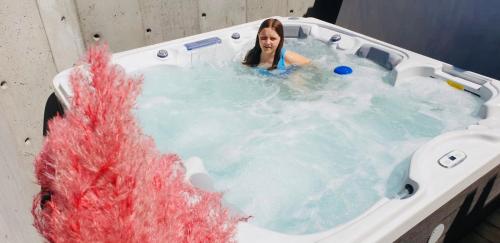 kobieta siedząca w jacuzzi w obiekcie "Ku Słońcu" -Pokoje& Apartamenty - Jastrzębia Góra w Jastrzębiej Górze