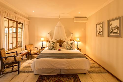 a bedroom with a large bed in a room at Wendy's Country Lodge in Mtubatuba