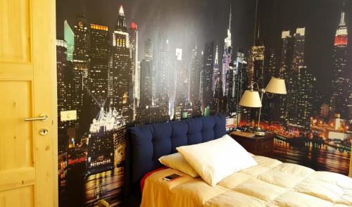 a bedroom with a city skyline mural on the wall at Stenghe Stracche 2 in Ascoli Piceno