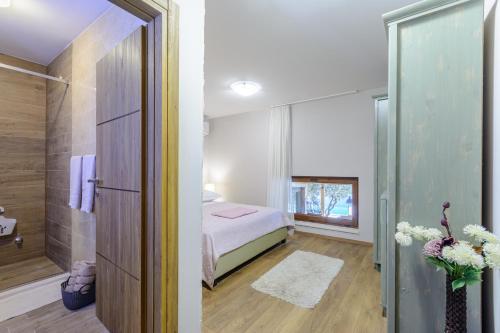 een kleine slaapkamer met een bed en een badkamer bij Villa Secluded Paradise in Omiš