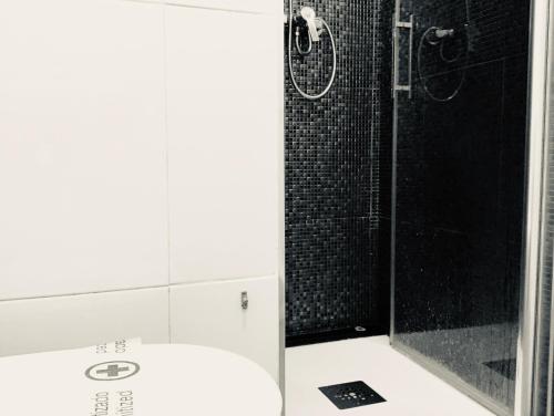a bathroom with a shower with a toilet and a sink at Venezuela28 by Vigovacaciones in Vigo