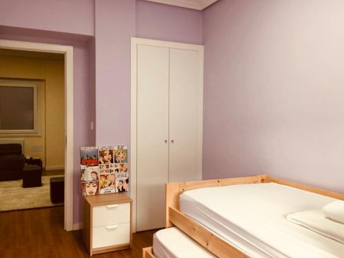a bedroom with purple walls and a bed at Venezuela28 by Vigovacaciones in Vigo